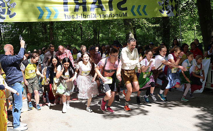 Start Lederhosn- und Dirndl-Läufer beim 17. Münchner Kindl Lauf 2024 (©Foto:Martin Schmitz)
